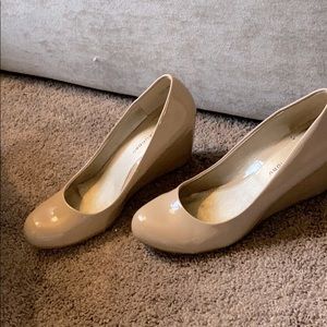 Nude patent leather wedges